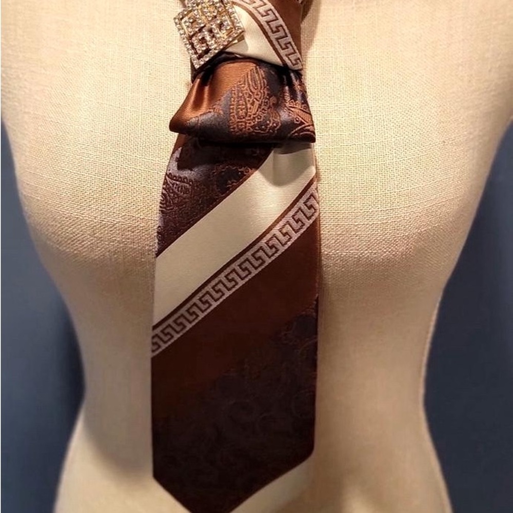 Sophisticated Brown and Cream Paisley Tie